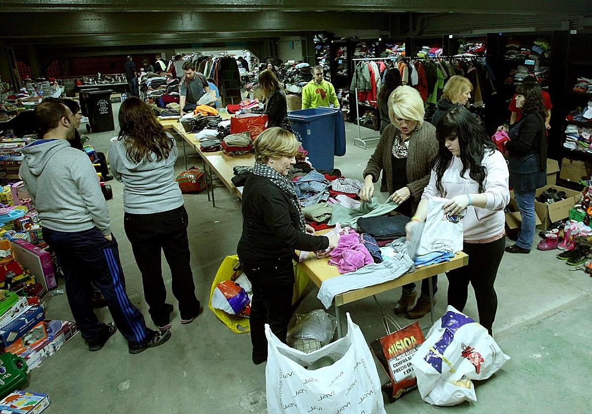 Voluntarios trabajando en el punto de recogida de ayuda para los afectados del incendio que se habilitó en Casa Ciriza.