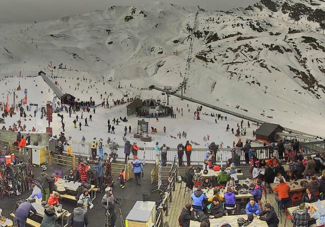 Terraza de Lys, en Cauterets, con más gente tomando el vermú que esquiando...