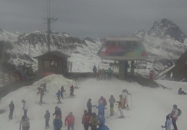 Así está el remonte de Anayet, a 2.150 metros de altitud, con el Midi d'Ossau al fondo.