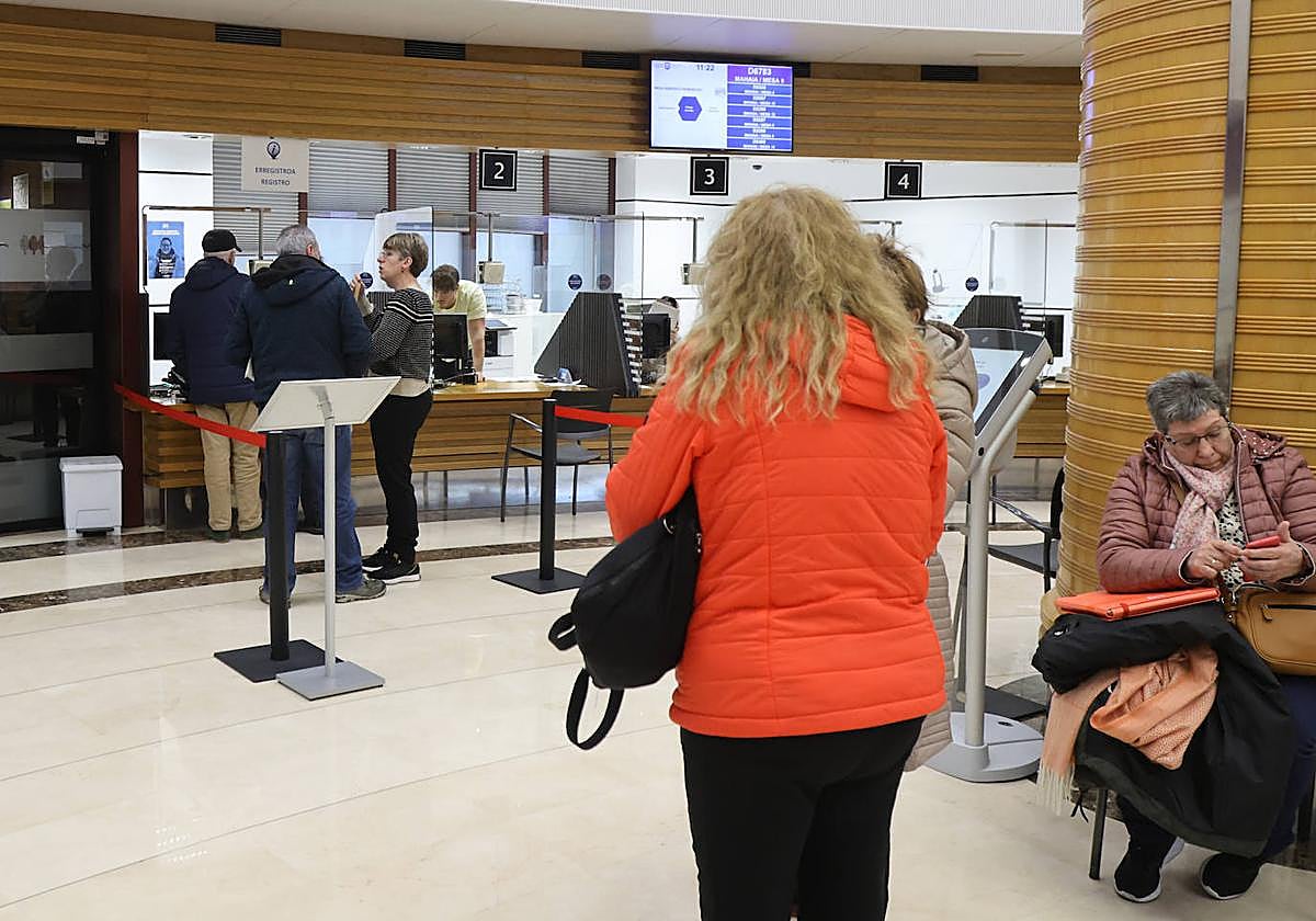 La oficina de atención al contribuyente de la Hacienda de Gipuzkoa en Errotaburu