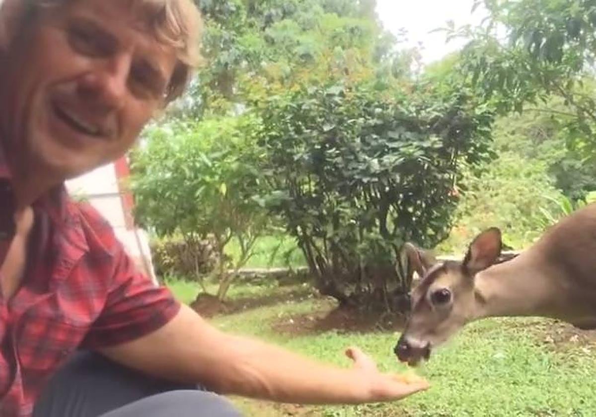 Julian Iantzi da de comer a la cervatilla Vela.