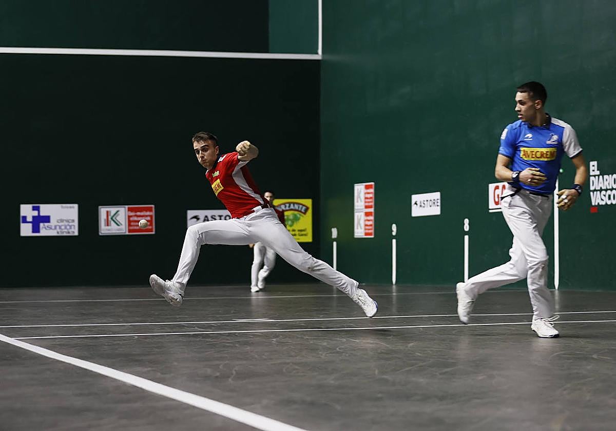 Jon Ander Peña salta hacia el ancho a por un remate de Zabala anoche en Sestao.