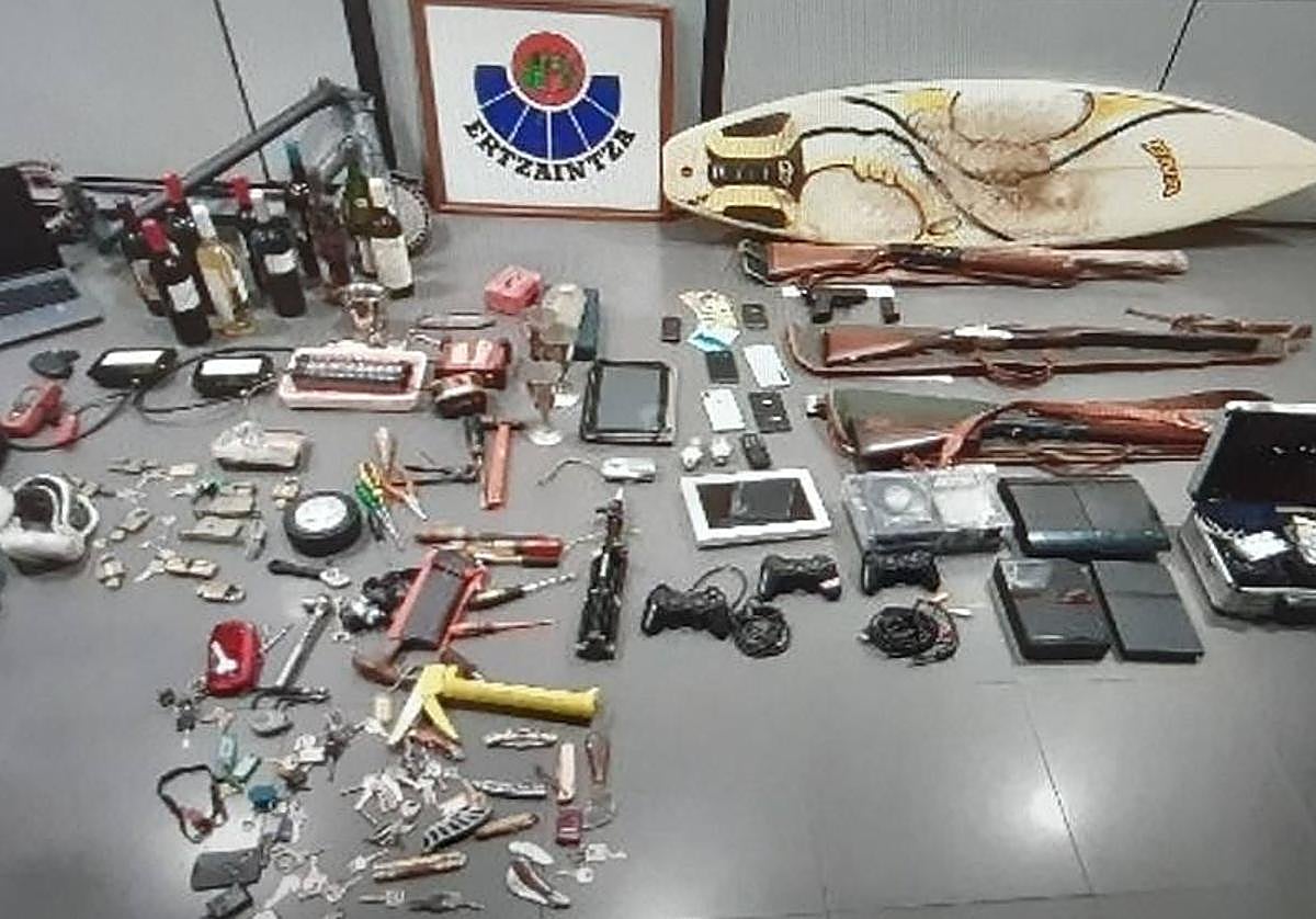 Material incautado por la Ertzaintza.