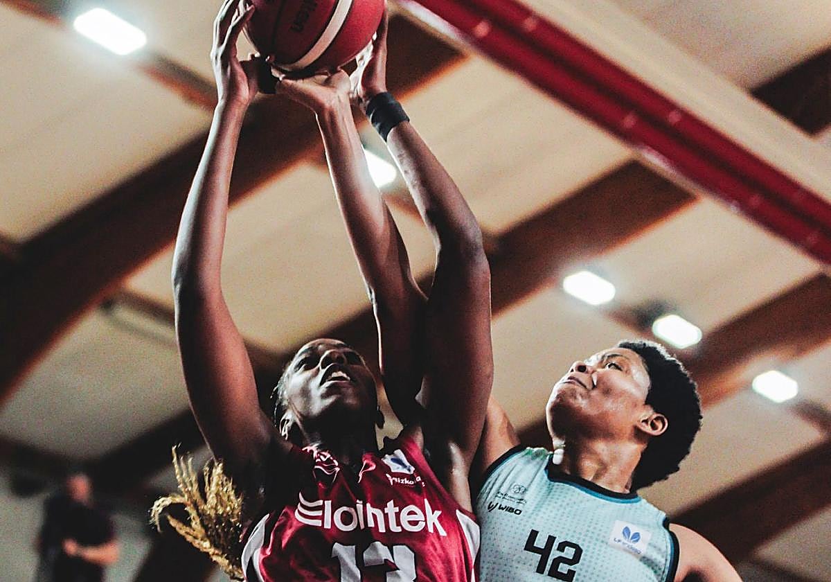 Jewel Tunstull pelea un rebote con la local Milapie.