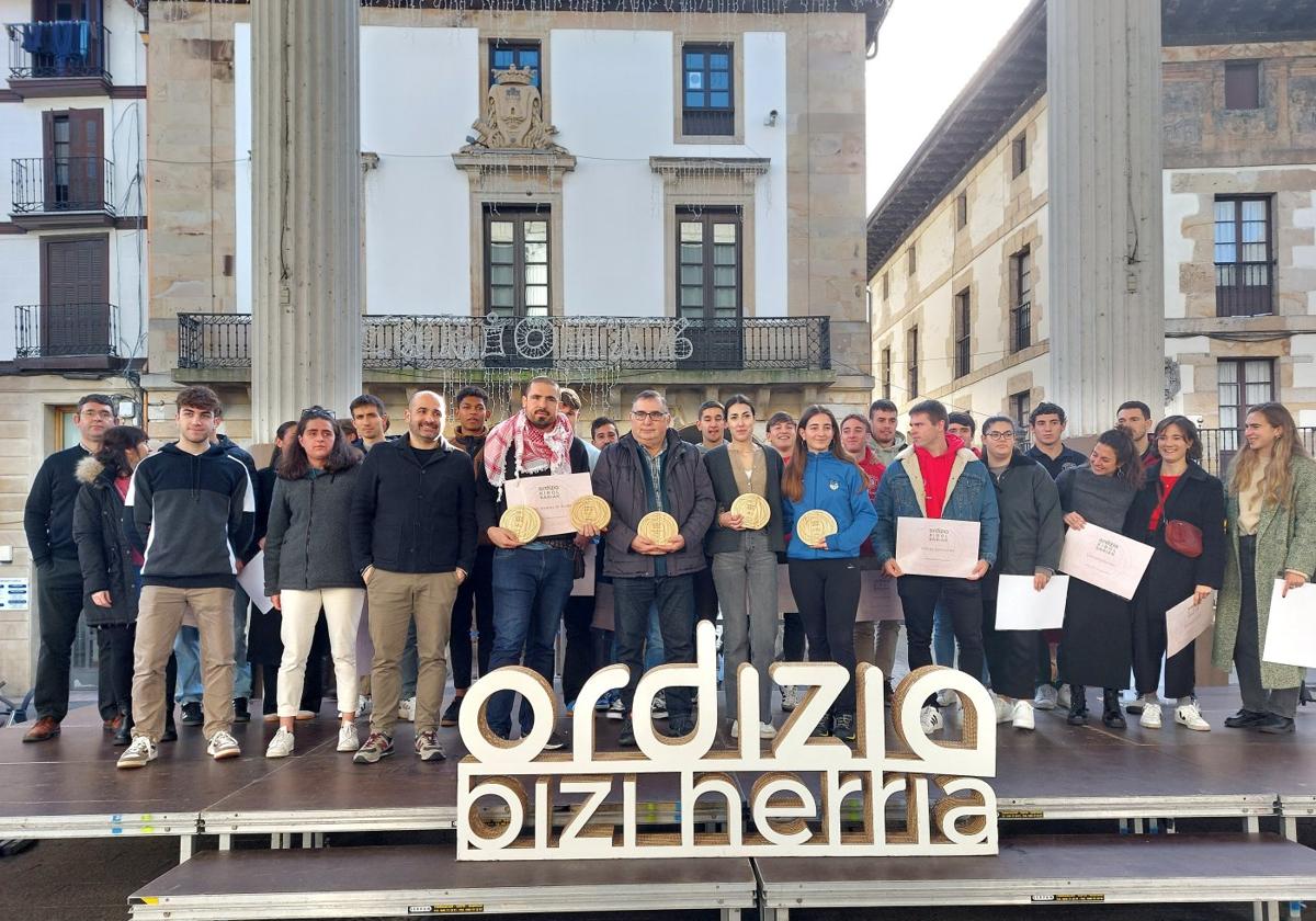 Todos los premiados, en la gala celebrada ayer al mediodía en la Plaza Mayor.