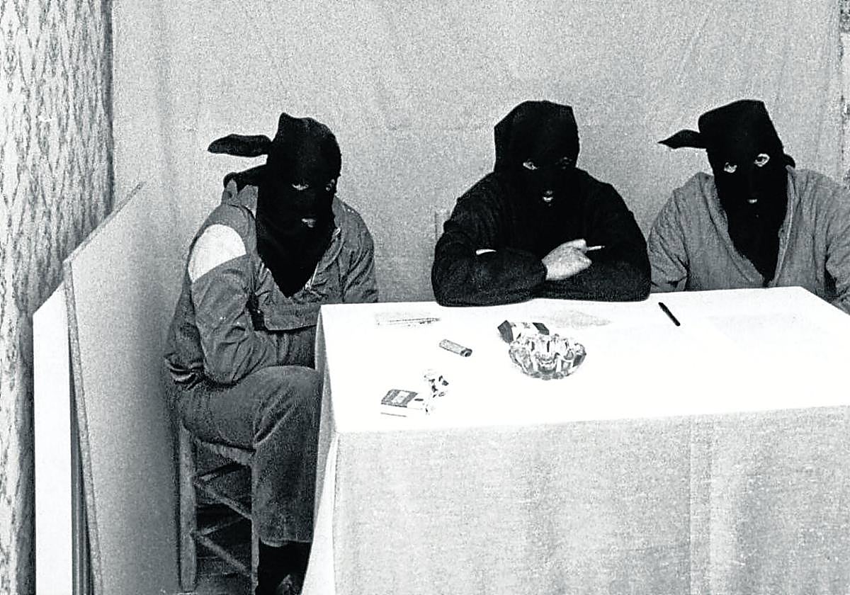 qEn público.Tres miembros de ETA anunciando una escisión en una de sus escasas apariciones en 1982.