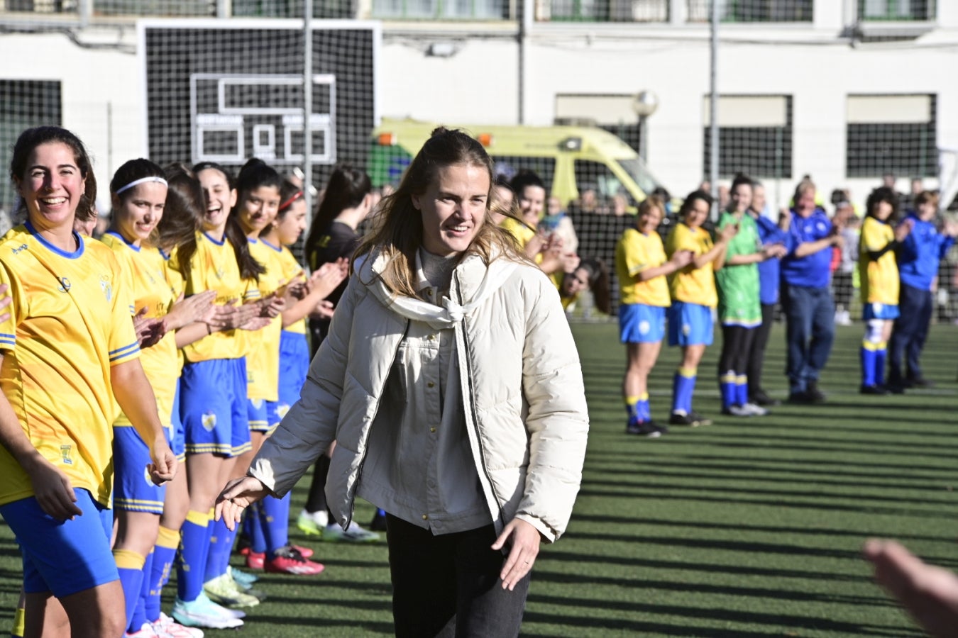 Paredes recibe los aplausos en un pasillo de jugadoras en el campo que lleva su nombre