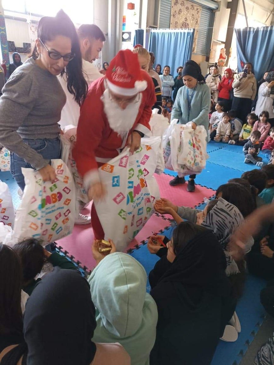 Reparto de regalos a los niños en Lesbos