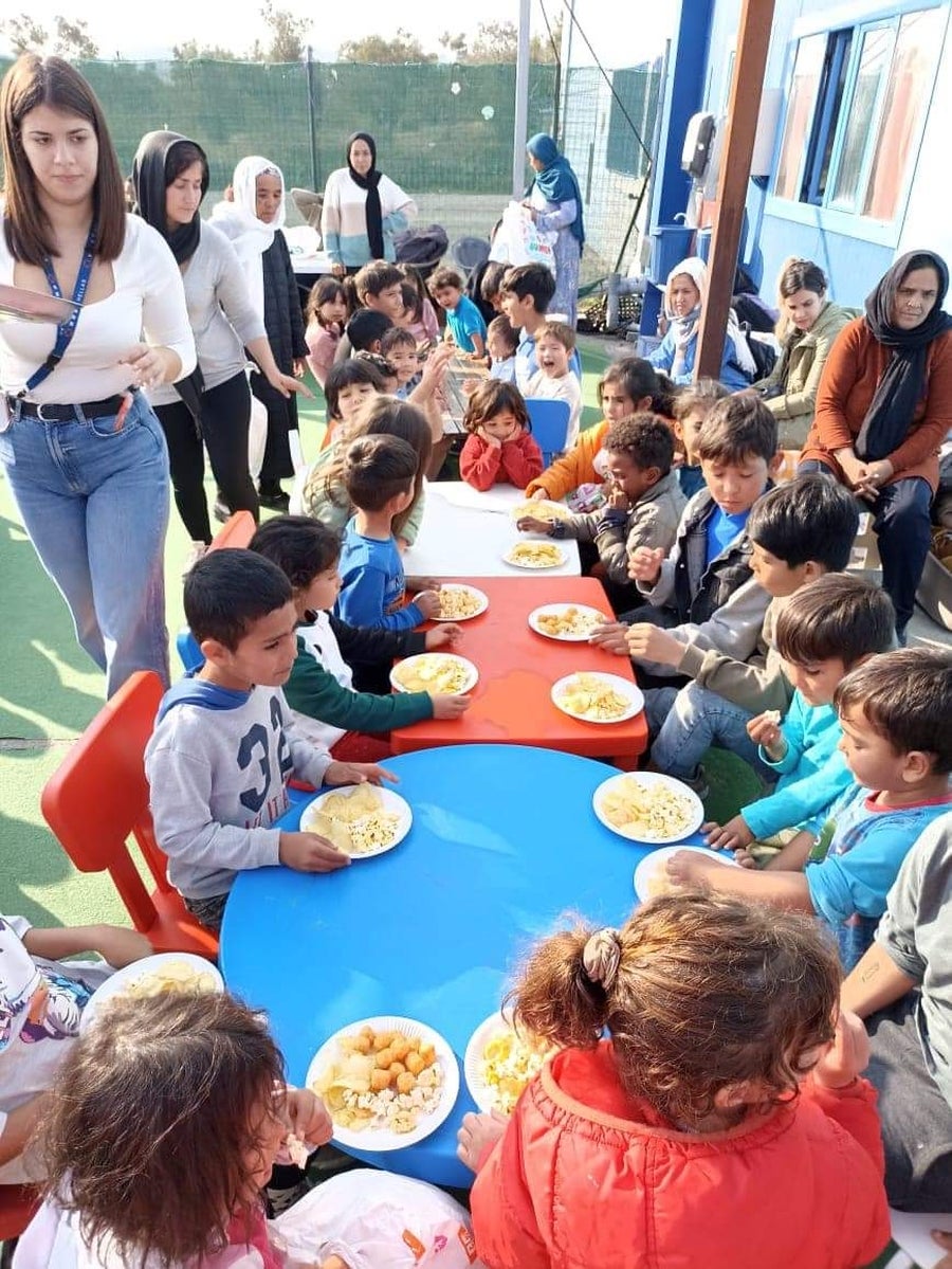 Reparto de regalos a los niños en Lesbos