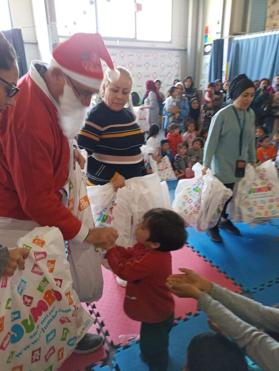 Reparto de regalos a los niños en Lesbos