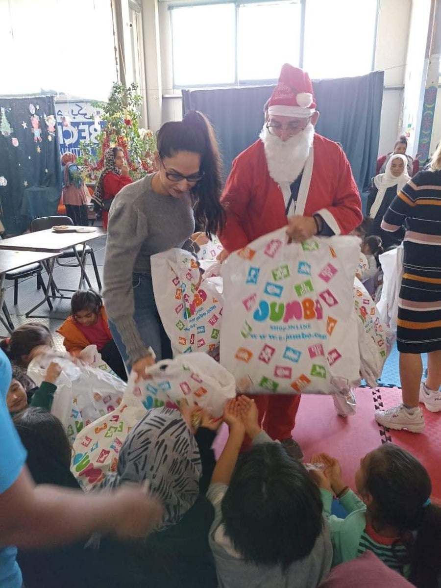 Reparto de regalos a los niños en Lesbos