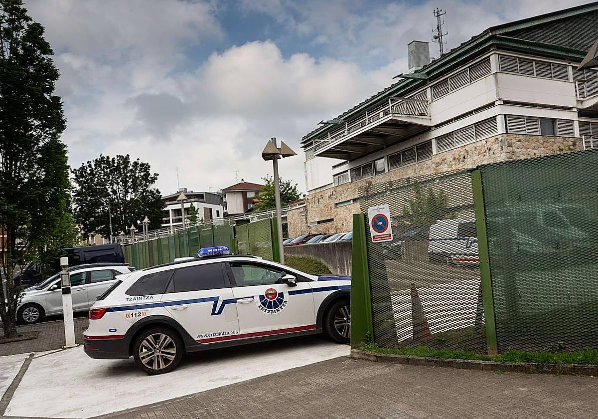 Un coche de la Ertzaintza entra en la comisaría de Irun.