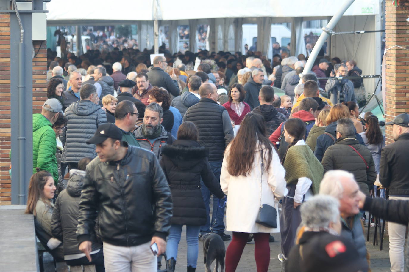 Las colas en torno a los puestos fueron una constante.