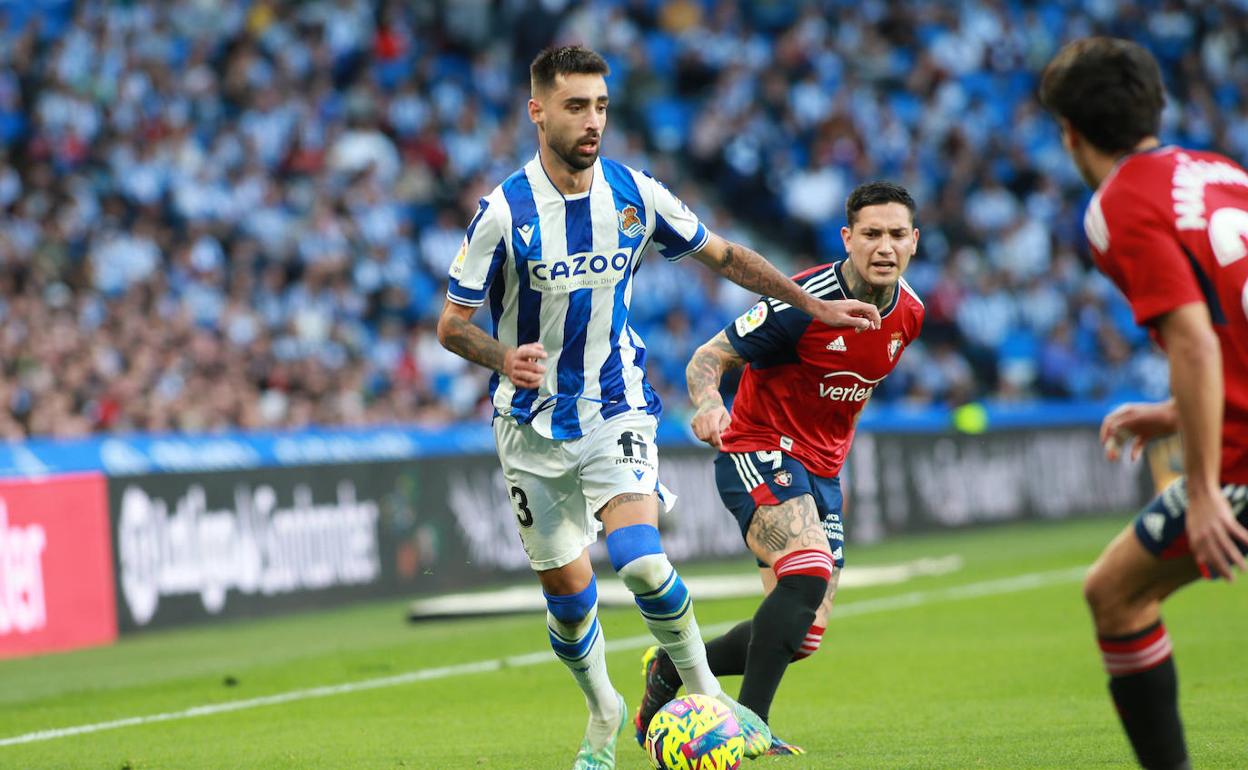 Brais trata de regatear a dos rivales rojillos, ayer en el Reale Arena. 