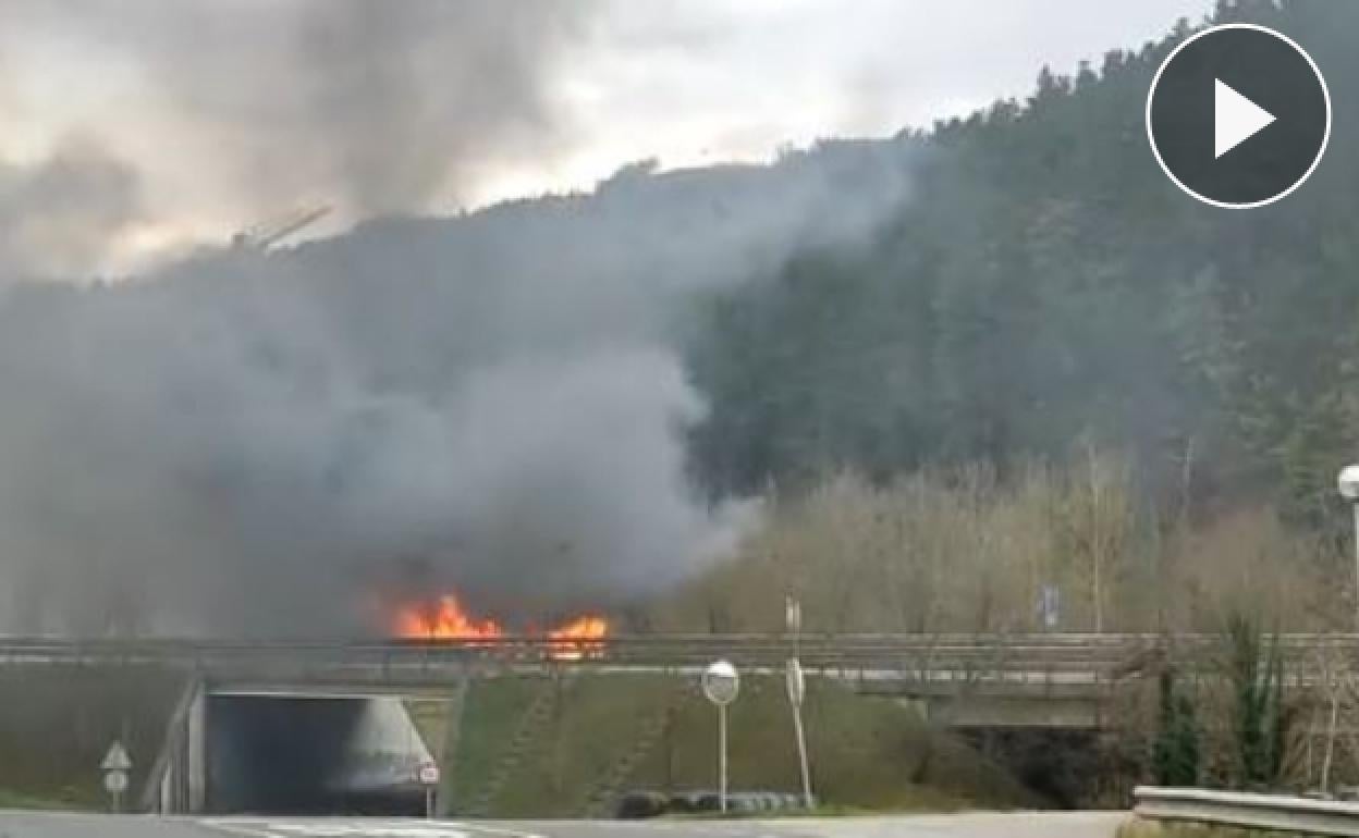 Imagen aérea del incendio del camión.