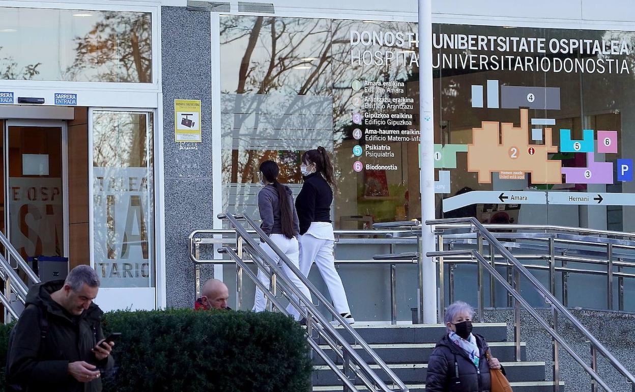 Dos sanitarias acceden al interior del Hospital Donostia. 