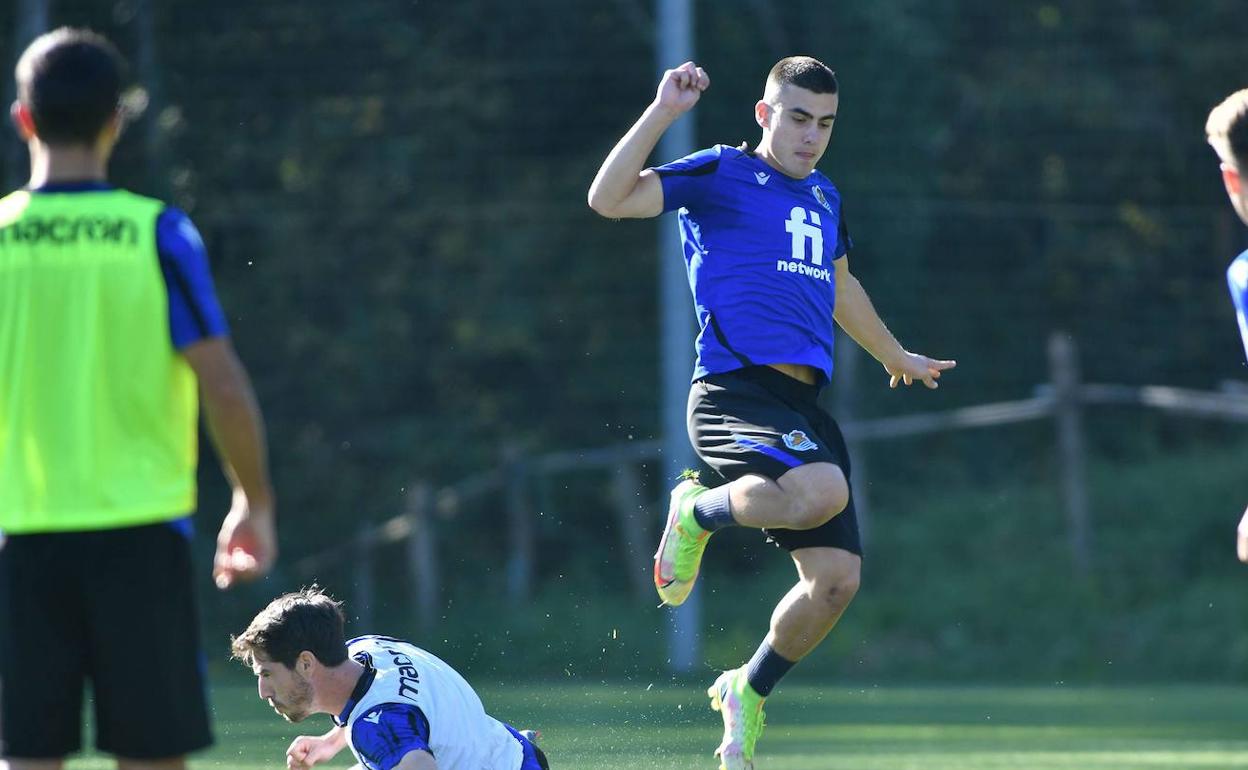 Ander Barrenetxea en un entrenamiento en Zubieta.