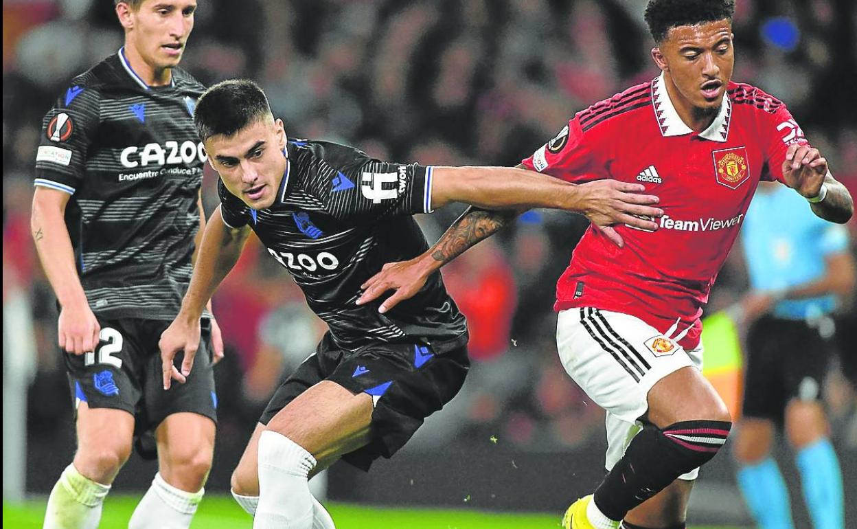 Barrenetxea, en acción ante Jadon Sancho en el partido de Old Trafford ante el Manchester United. 