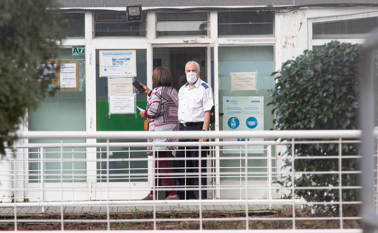 Una ciudadana se acerca a una oficina de Lanbide en Irun.