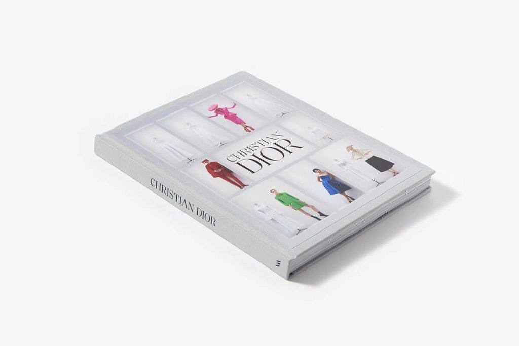 «Christian Dior». Narrado a través de retratos de la alta costura y tesoros de la 'maison', junto a comentarios y anécdotas de renombrados periodistas expertos en moda, el libro se centra en los diseños del maestro Christian Dior. Otra pieza necesaria de coleccionista