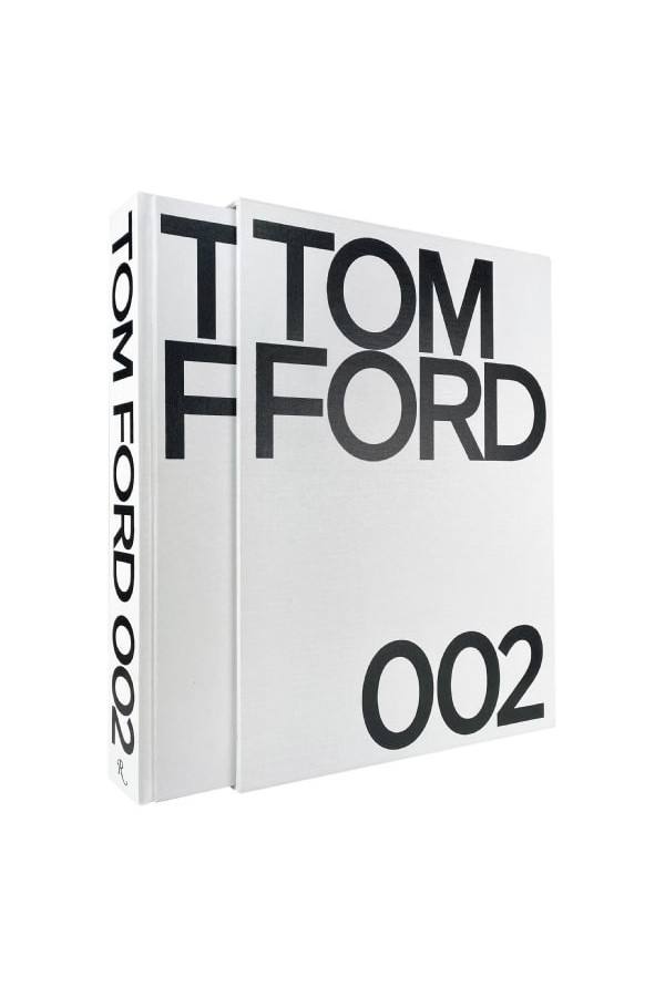 «Tom Ford» de Bridget Foley (autor), Anna Wintour (prólogo) y Graydon Carter (introducción). Este libro es un catálogo completo del trabajo de Ford para Gucci e Yves Saint Laurent desde 1994 hasta 2004. No solo narra los diseños de ropa y accesorios de Ford para ambas casas, sino que también explora la gran visión de Ford para el diseño completo de una marca que incluye arquitectura, diseño de tiendas y publicidad. Tom Ford presenta más de 200 fotografías de Richard Avedon, Mario Testino, Steven Meisel, Helmut Newton, Herb Ritts, Terry Richardson, Craig McDean, Todd Eberle y muchos otros fotógrafos, incluidas multitud de imágenes inéditas. Publicado coincidiendo con su salida de Gucci, este libro se creó con la total cooperación de Ford y cada página refleja su gusto excepcional