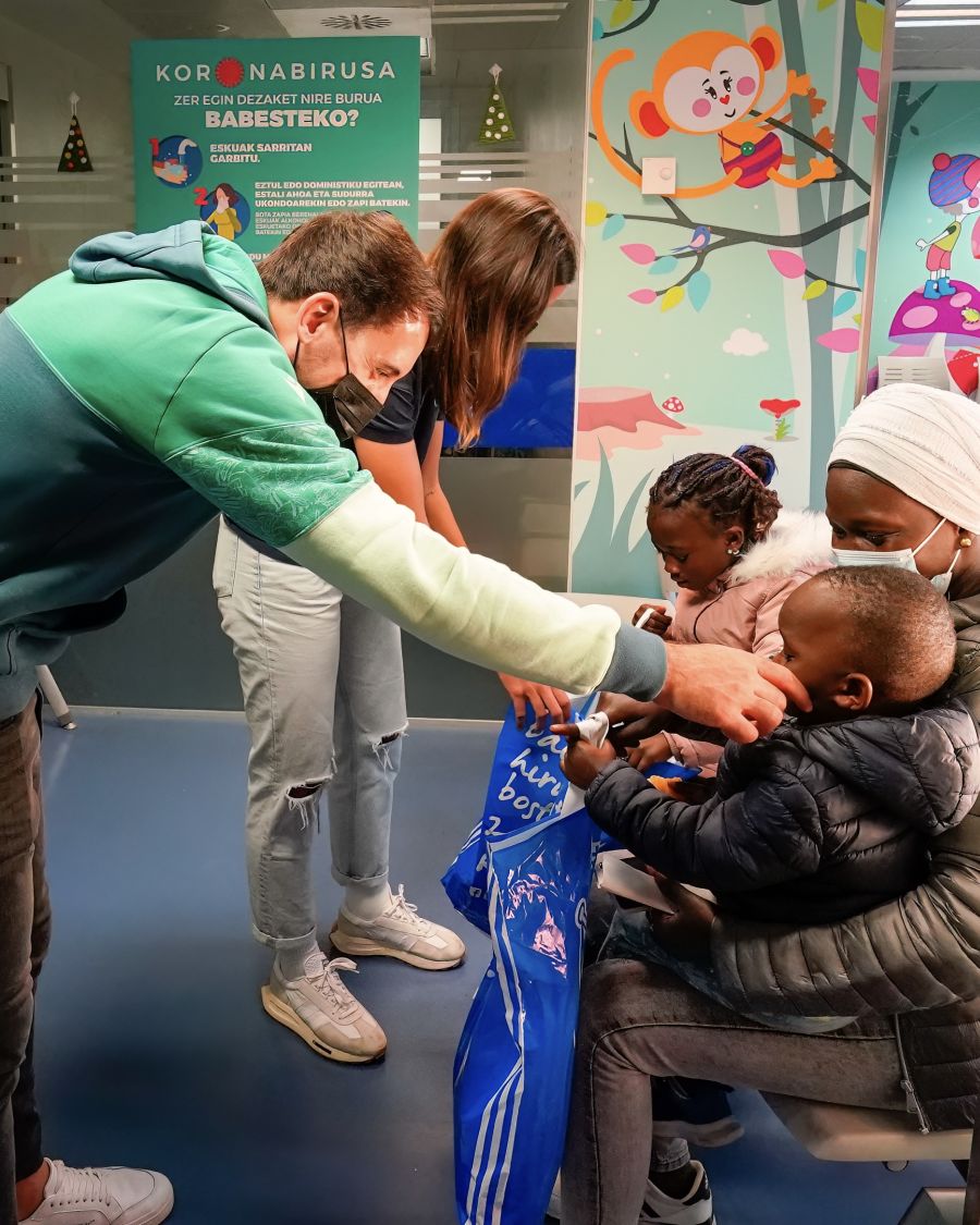 Fotos: Jugadores de la Real visitan el Hospital Donostia