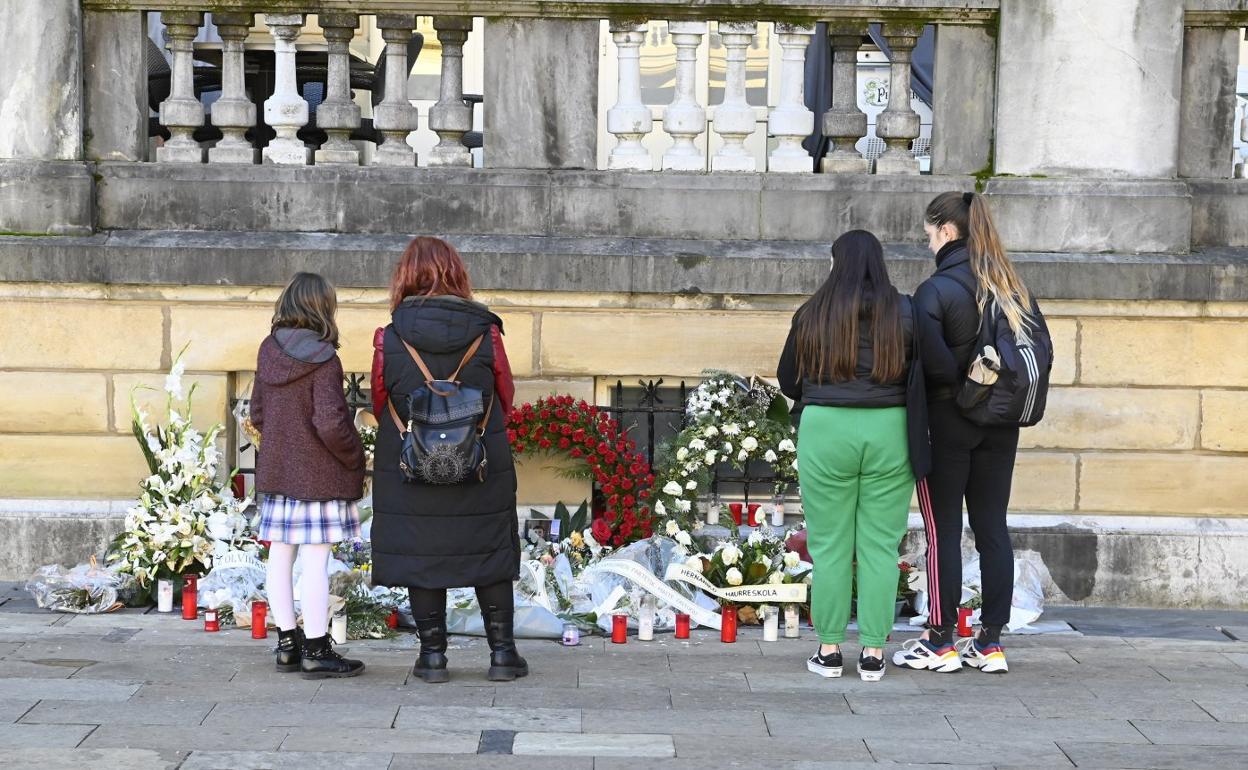 Flores y velas en recuerdo y homenaje a Lukas Agirre, el joven asesinado la mañana de Navidad en el centro de San Sebastián. 