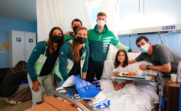 Jacinto, Lete, Oyarzabal y Sorloth posan junto a una de las niñas ingresadas en el Hospital Universitario Donostia. 