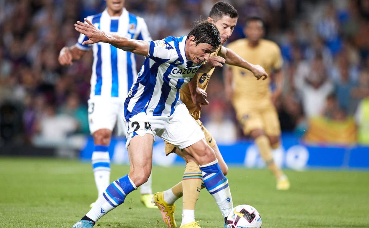 Le Normand defiende el balón ante Lewandowski en un partido de Liga.