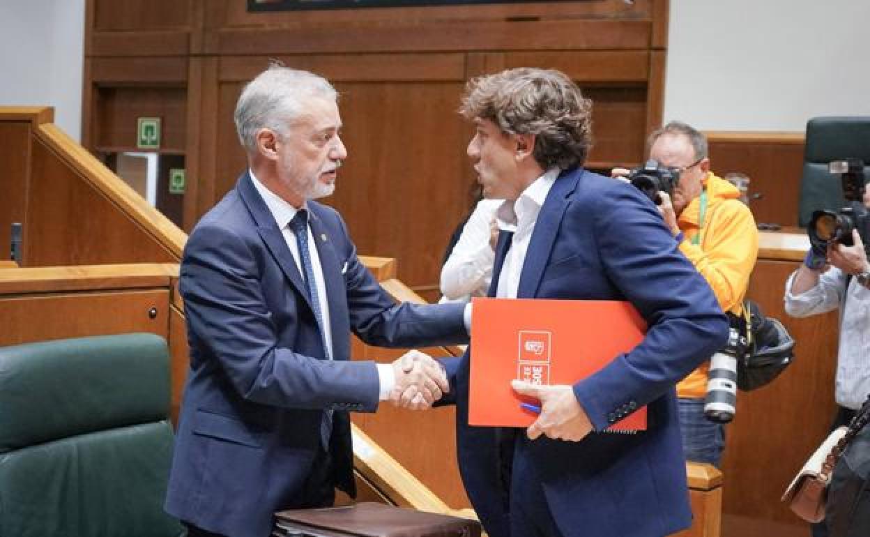 El lehendakari, Iñigo Urkullu, saluda al secretario general del PSE-EE, Eneko Andueza.