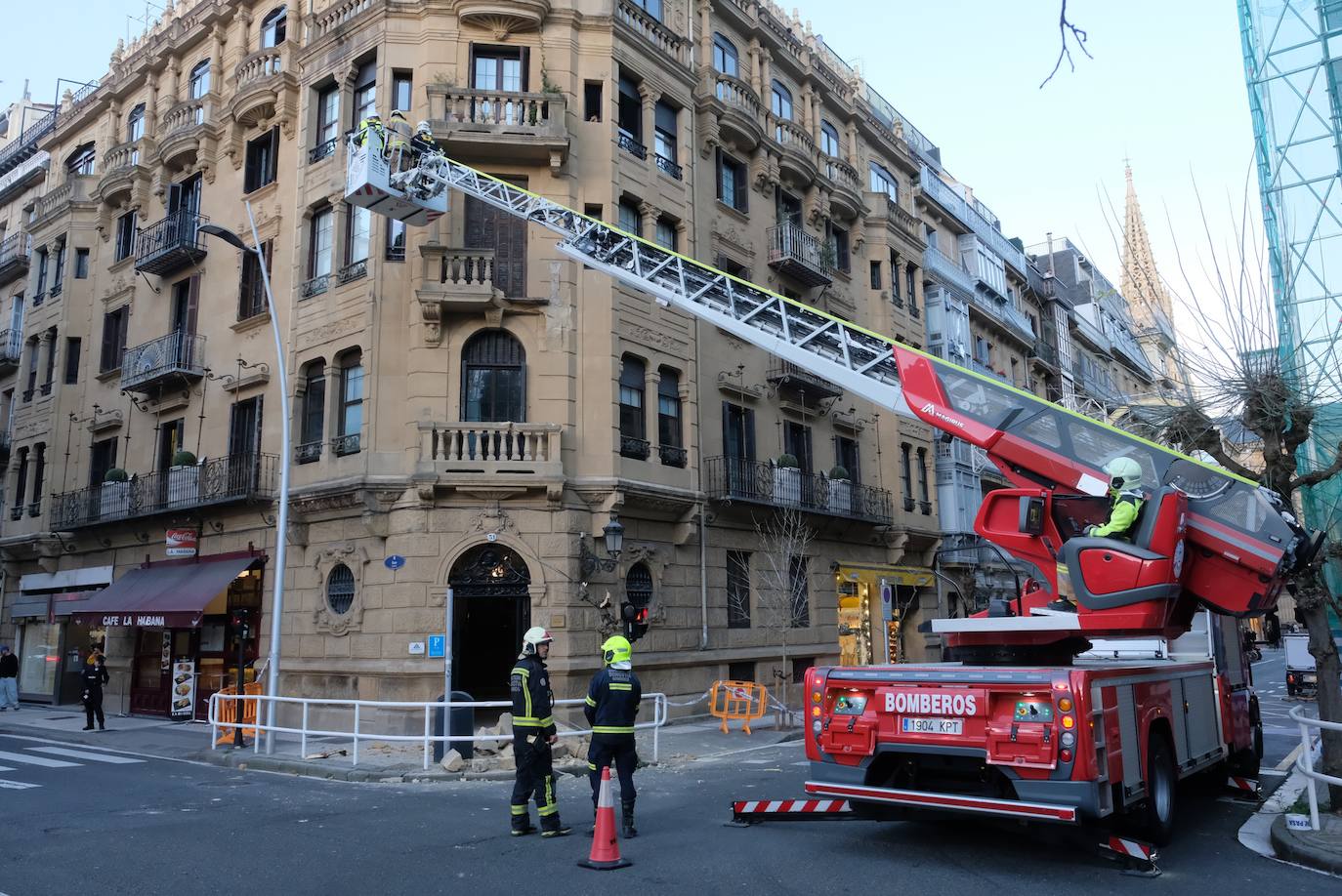 Fotos: Enorme susto en el centro de San Sebastián al derrumbarse un balcón