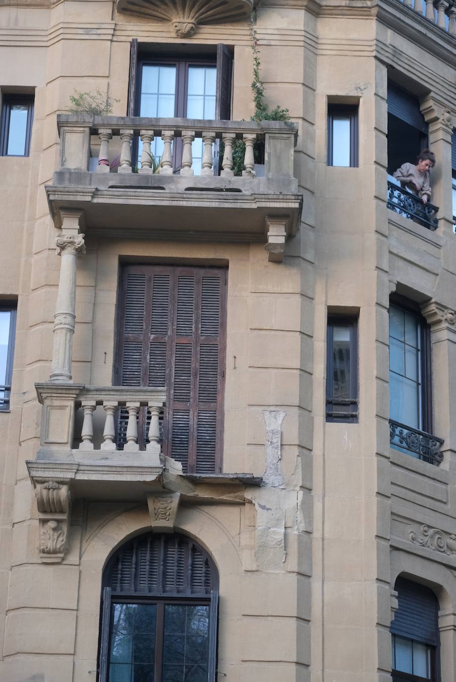 Fotos: Enorme susto en el centro de San Sebastián al derrumbarse un balcón