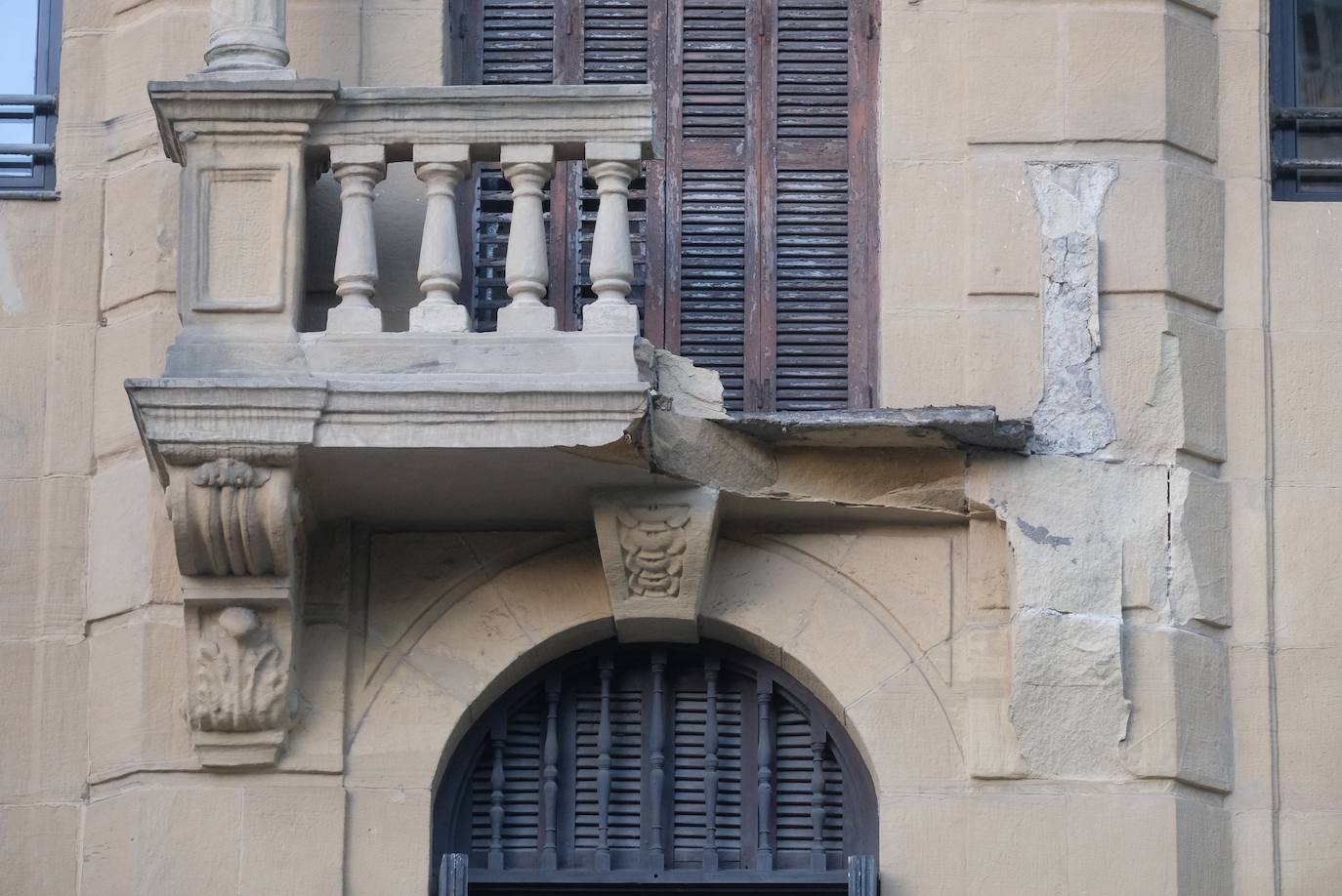 Fotos: Enorme susto en el centro de San Sebastián al derrumbarse un balcón