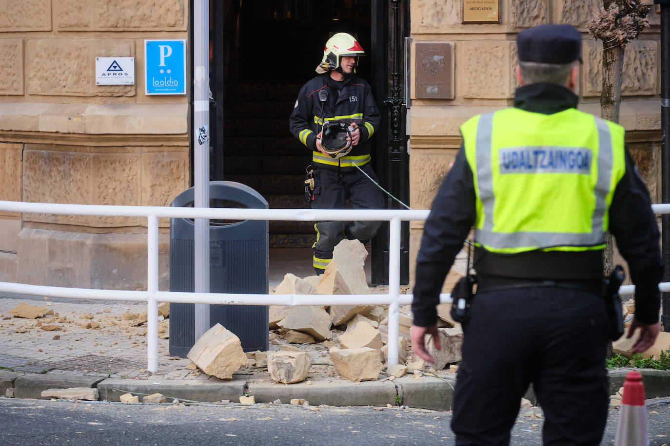 Fotos: Enorme susto en el centro de San Sebastián al derrumbarse un balcón