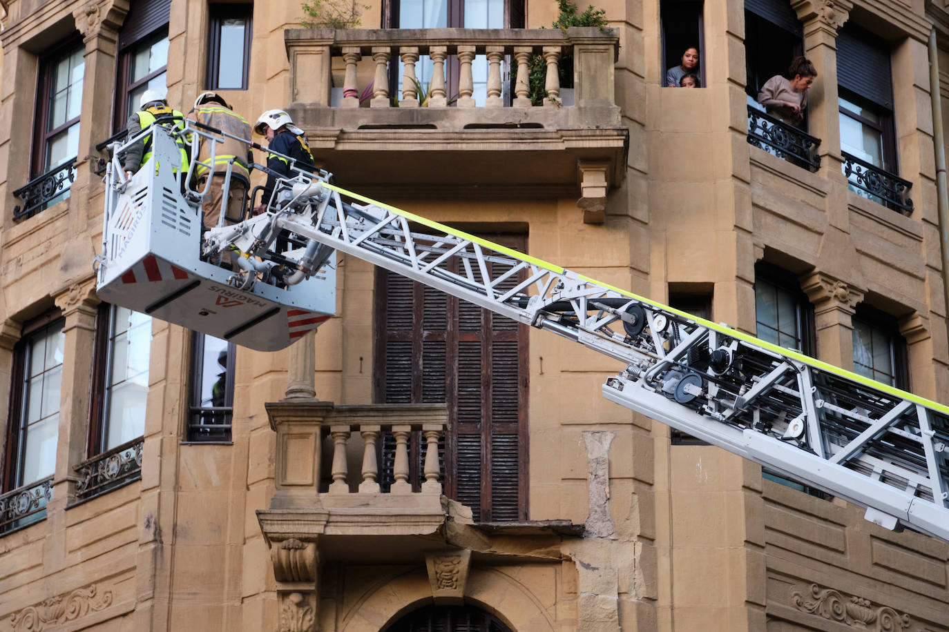 Fotos: Enorme susto en el centro de San Sebastián al derrumbarse un balcón