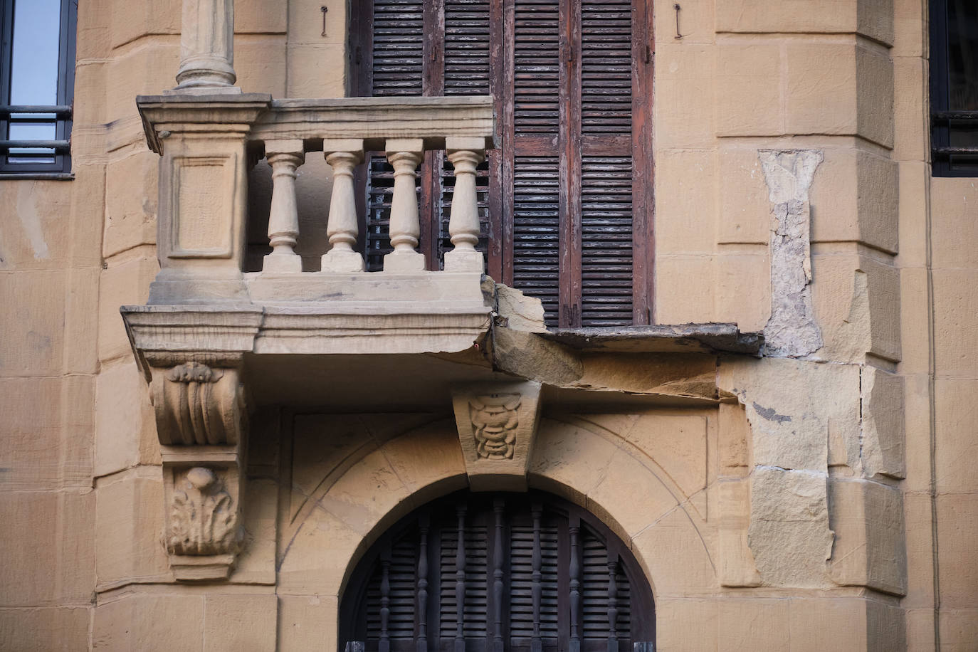 Fotos: Enorme susto en el centro de San Sebastián al derrumbarse un balcón