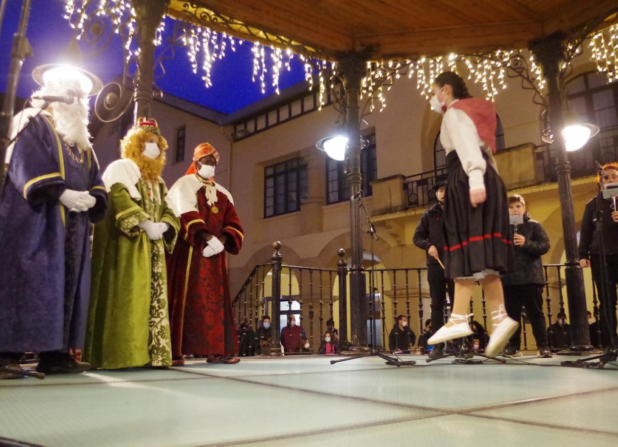 Una dantzari baila a los tres reyes en la plaza. 