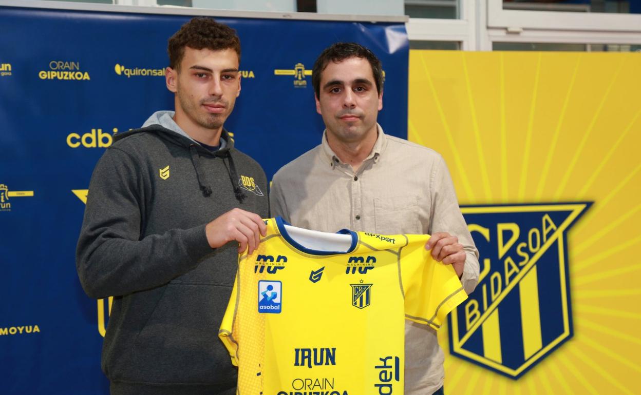 Pedro Pacheco, junto con el directivo Gorka Wamba. 