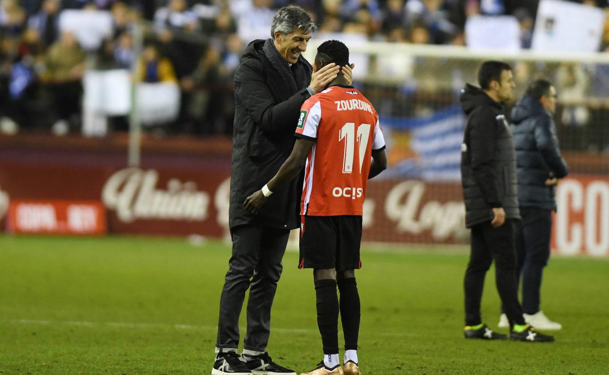 Imanol Alguacil bromea con su paisano Zourdine Thior tras el final del partido. 