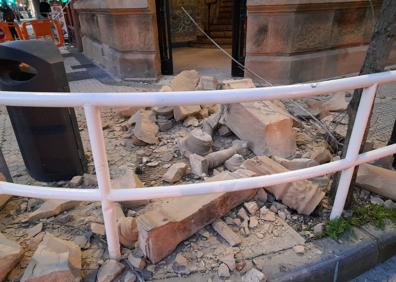 Imagen secundaria 1 - Cae un balcón en Donostia: «El estruendo ha sido muy fuerte, menos mal que no ha cogido a nadie»