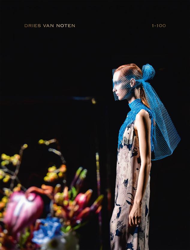 «Dries Van Noten 1-100 de Dries Van Noten» de Tim Blanks. Y terminamos el repaso a los imprescindibles en lo que a libros de la moda se refiere con la descripción completa de todas las colecciones del diseñador belga y sus 2.000 fotos con una mirada exclusiva a los 30 años de carrera. Como hemos subrayado anteriormente, Dries Van Noten es uno de los creadores independientes más exitosos del mundo como miembro original de los «Antwerp Six» («Los 6 de Amberes»), el grupo de belgas que transformó la ciudad en un lugar de moda vanguardista a mediados de los años 80