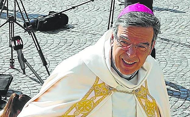 Fotografía de archivo tomada el 9 de abril de 2020 del arzobispo de París, Michel Aupetit, antes de una ceremonia de bendición de la ciudad de París, desde la Basílica del Sagrado Corazón en París.