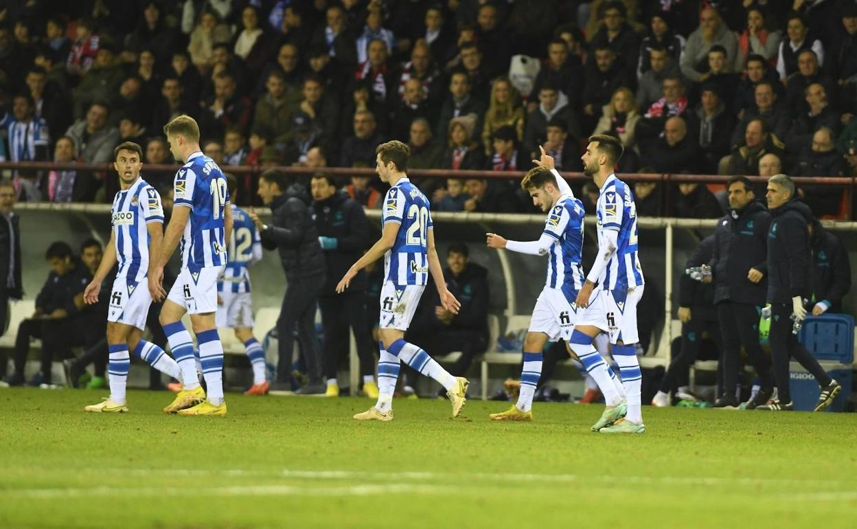 Navarro celebra el gol, junto a sus compañeros