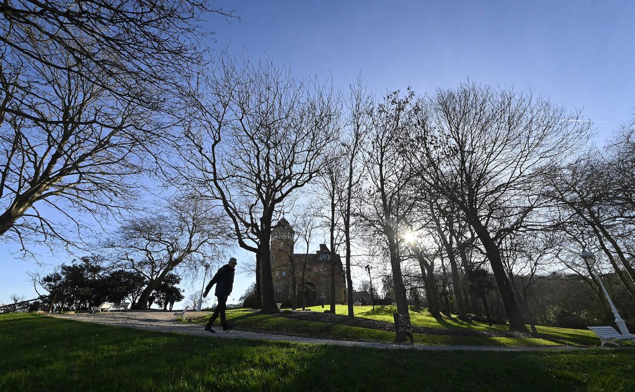 El ambiente soleado y despejado se mantendrá hasta este viernes. El fin de semana vuelven los chubascos. 