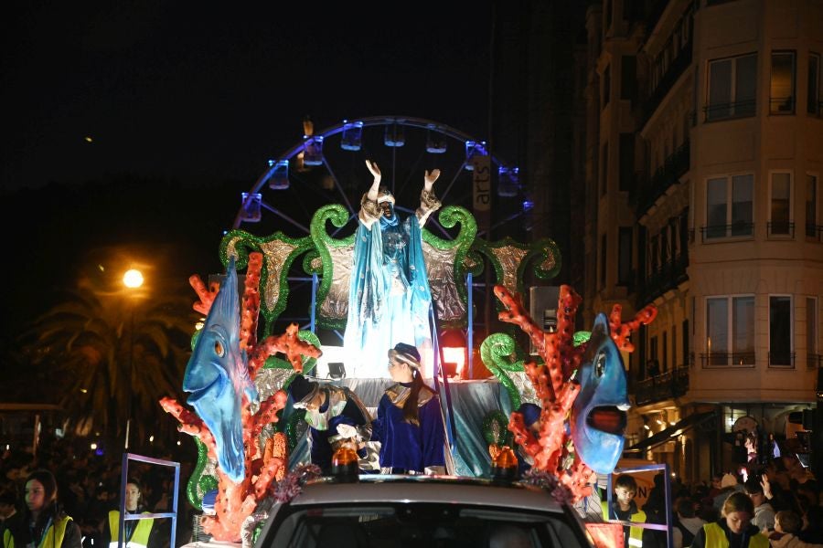 Melchos, Gaspar y Baltasar al inicio de la cabalgata en Donostia. 