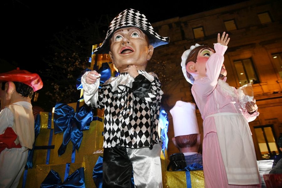 Melchos, Gaspar y Baltasar al inicio de la cabalgata en Donostia. 