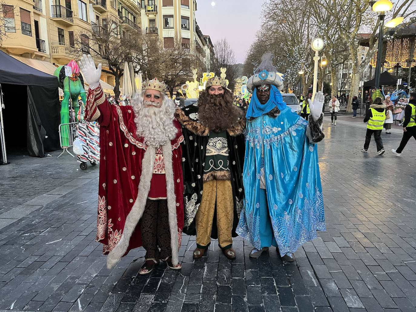 Melchos, Gaspar y Baltasar al inicio de la cabalgata en Donostia. 