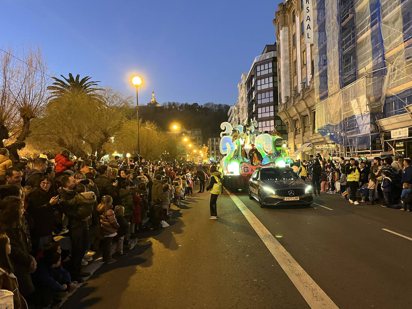 Melchos, Gaspar y Baltasar al inicio de la cabalgata en Donostia. 