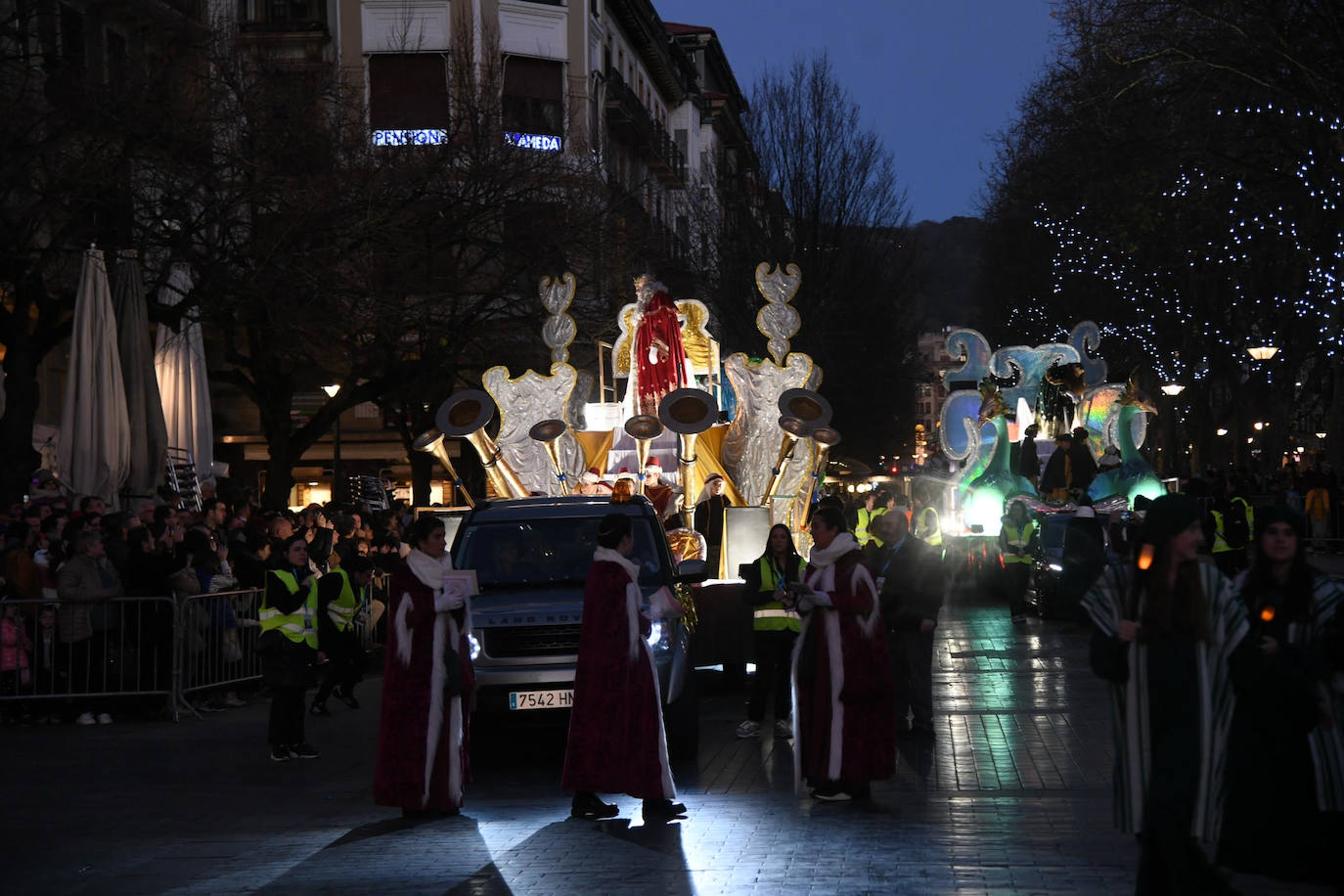 Melchos, Gaspar y Baltasar al inicio de la cabalgata en Donostia. 