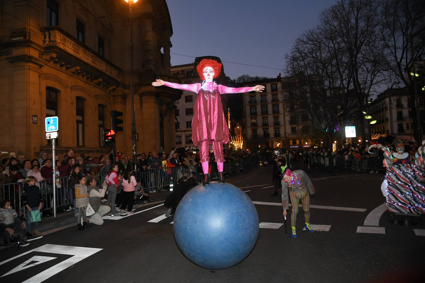 Melchos, Gaspar y Baltasar al inicio de la cabalgata en Donostia. 
